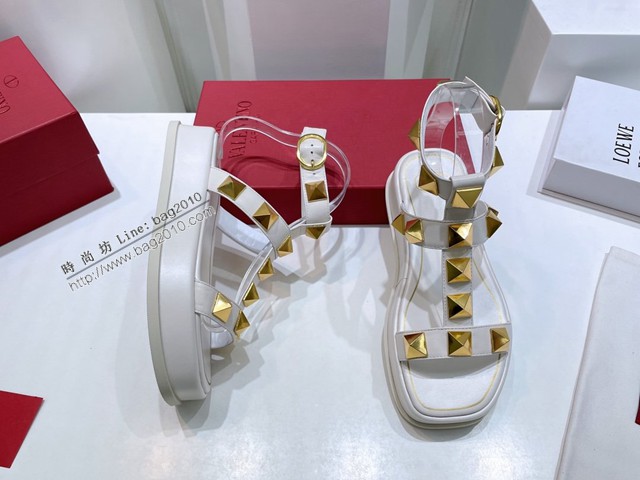 Valentino專櫃新款休閒時尚拖鞋 華倫天奴22春夏爆款系列松糕厚底釘扣沙灘涼拖鞋 dx3494